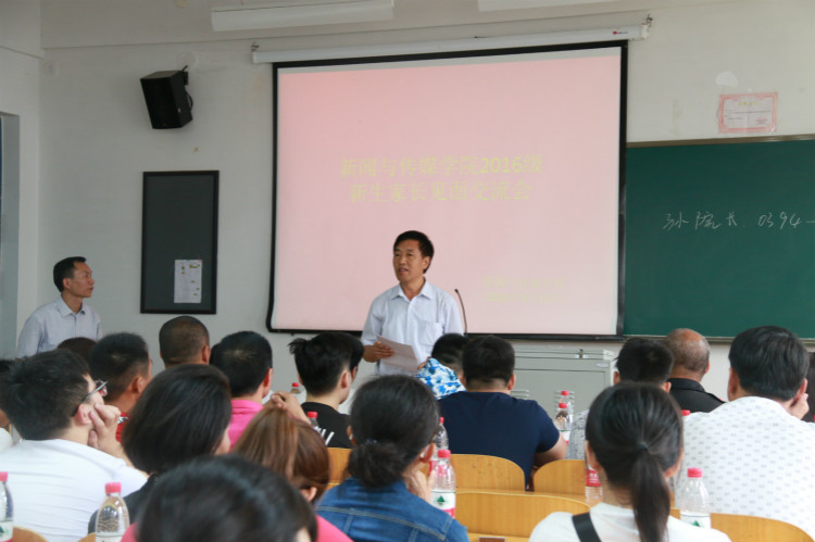 我院党总支书记李宏向家长解读学生管理工作